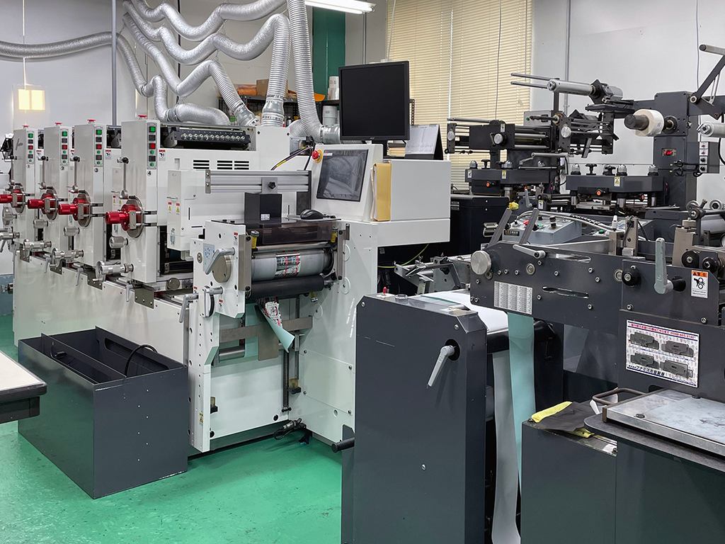 シール・ラベル印刷会社の丸紀印刷（九州工場）の設備紹介：オフセット間欠輪転印刷機 5色　AQUA MINI